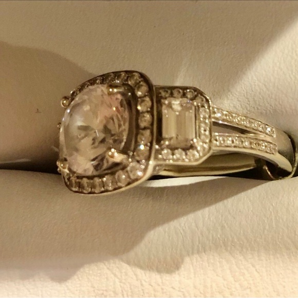 Simon G Halo Engagement Setting in 18k white gold. Great price! Gorgeous! - Picture 9 of 9